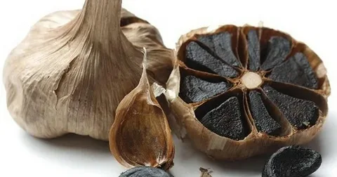 تصویر 1 از سیر سیاه درجه یک با بافت نرم و ژله‌ ای و بسته‌ بندی بهداشتی